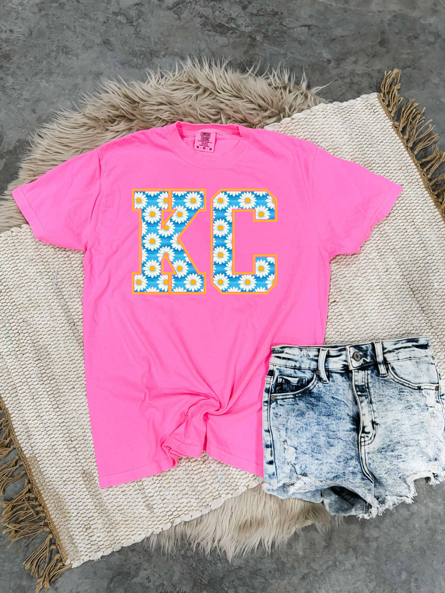 Blue Daisy KC Gold Outline Neon Pink Tee