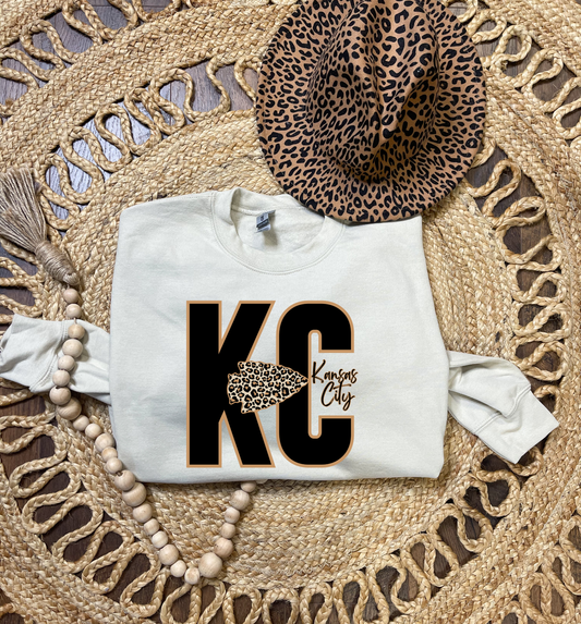 Horizontal Leopard Arrowhead KC Sand Sweatshirt