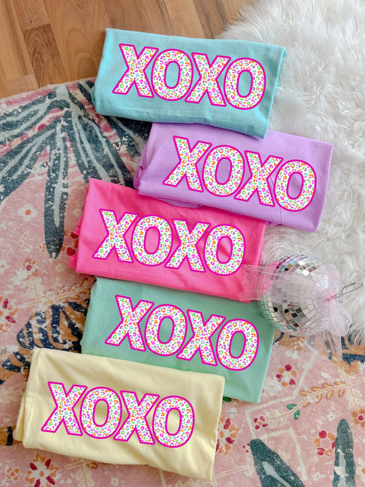 Colorful Leopard XOXO Tee Color Option